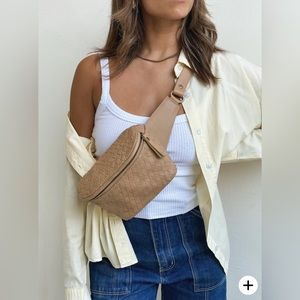 BNWT - The Remy Mandrn Woven Fanny in Sand